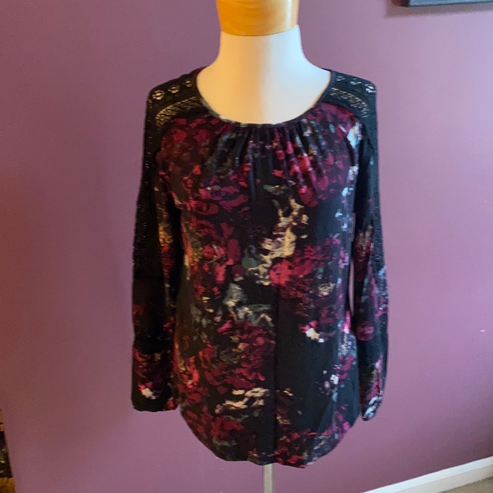 Multi colored flower with lace detail LS top